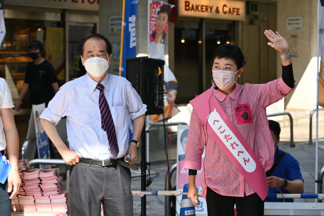 大阪市内で街頭演説した辻元清美氏（右）、菅直人氏（撮影・松浦隆司）
