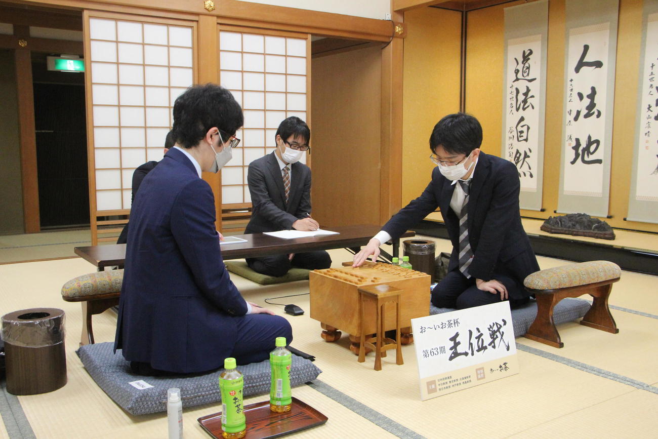 2年連続の王位戦挑戦を決めた豊島将之九段（右）、池永天志五段（日本将棋連盟提供）
