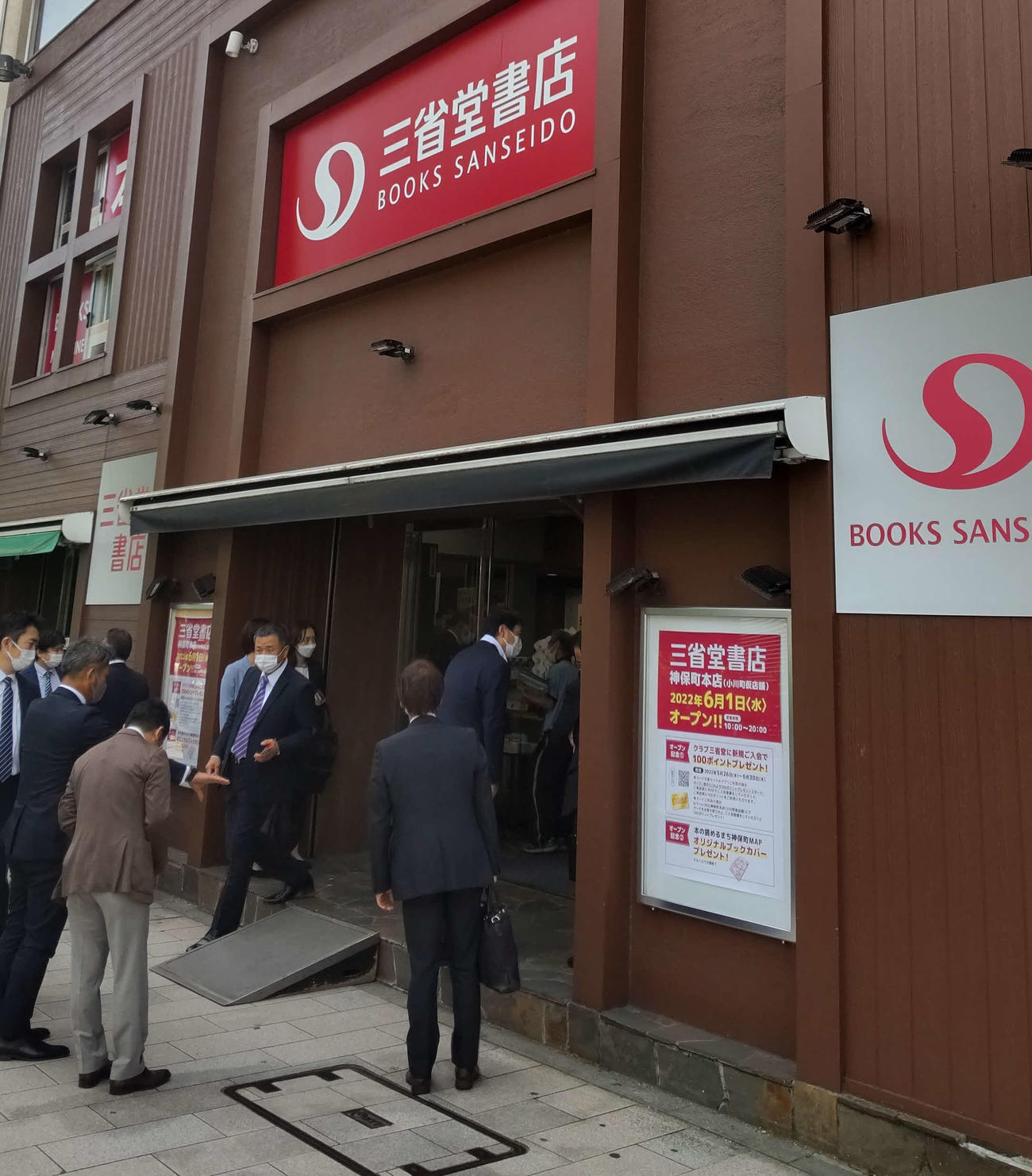 1日から再開した三省堂書店神保町本店の仮店舗。開店と同時に訪れるお客さんでにぎやかになった（撮影・寺沢卓）