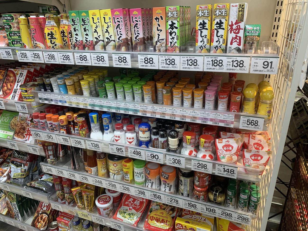 調味料が陳列されたスーパーの棚（撮影・沢田直人）