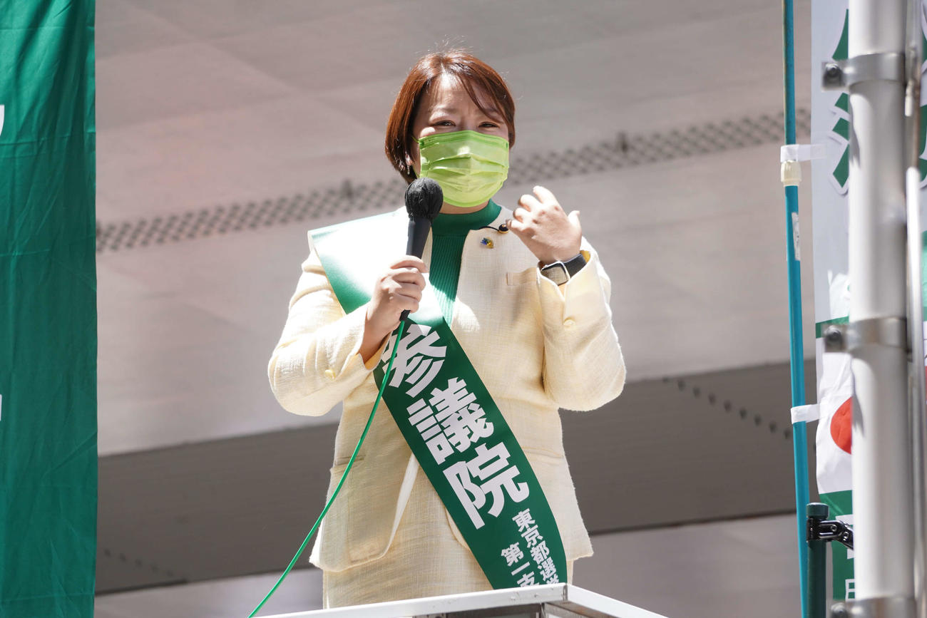 街頭演説を行ったファーストの会・荒木千陽代表（撮影・沢田直人）