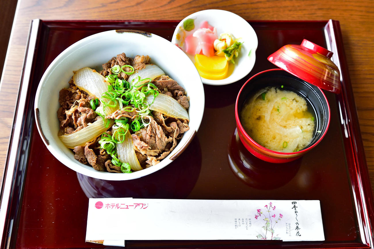 藤井聡太棋聖が昼食にに注文した「淡路島牛丼」（日本将棋連盟提供）