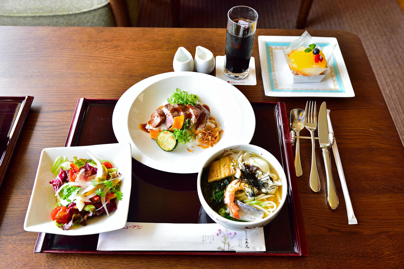 永瀬拓矢王座が昼食に注文した「海鮮淡路島ぬーどる（ハーフサイズ）」「淡路牛と淡路野菜のステーキ丼（ハーフサイズ）」（日本将棋連盟提供）