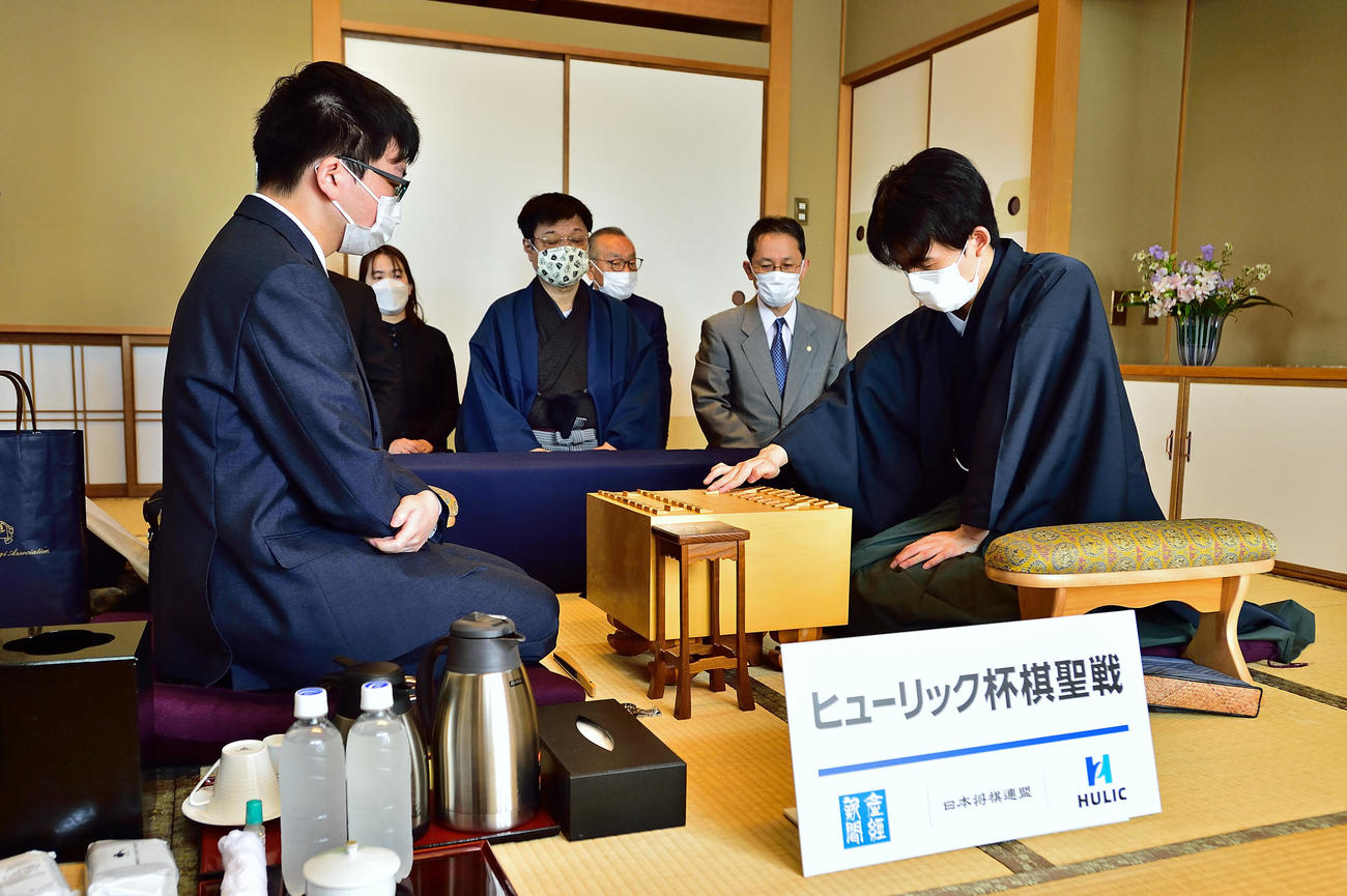 第93期ヒューリック杯棋聖戦5番勝負第1局に臨んだ藤井聡太棋聖（右）、永瀬拓矢王座（日本将棋連盟提供）