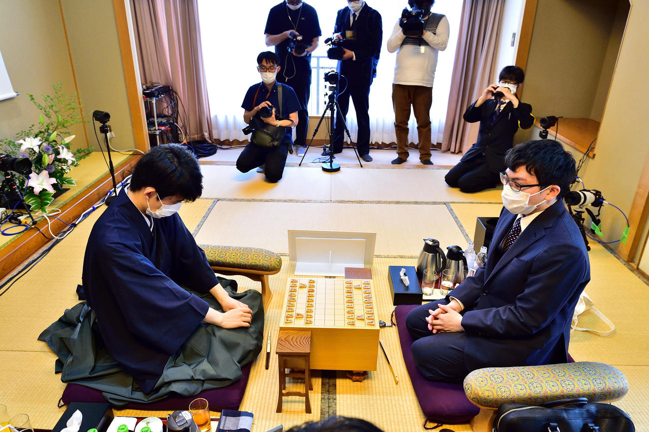 第93期ヒューリック杯棋聖戦5番勝負第1局、2度目の指し直し局に臨んだ藤井聡太棋聖（左）、永瀬拓矢王座（日本将棋連盟提供）
