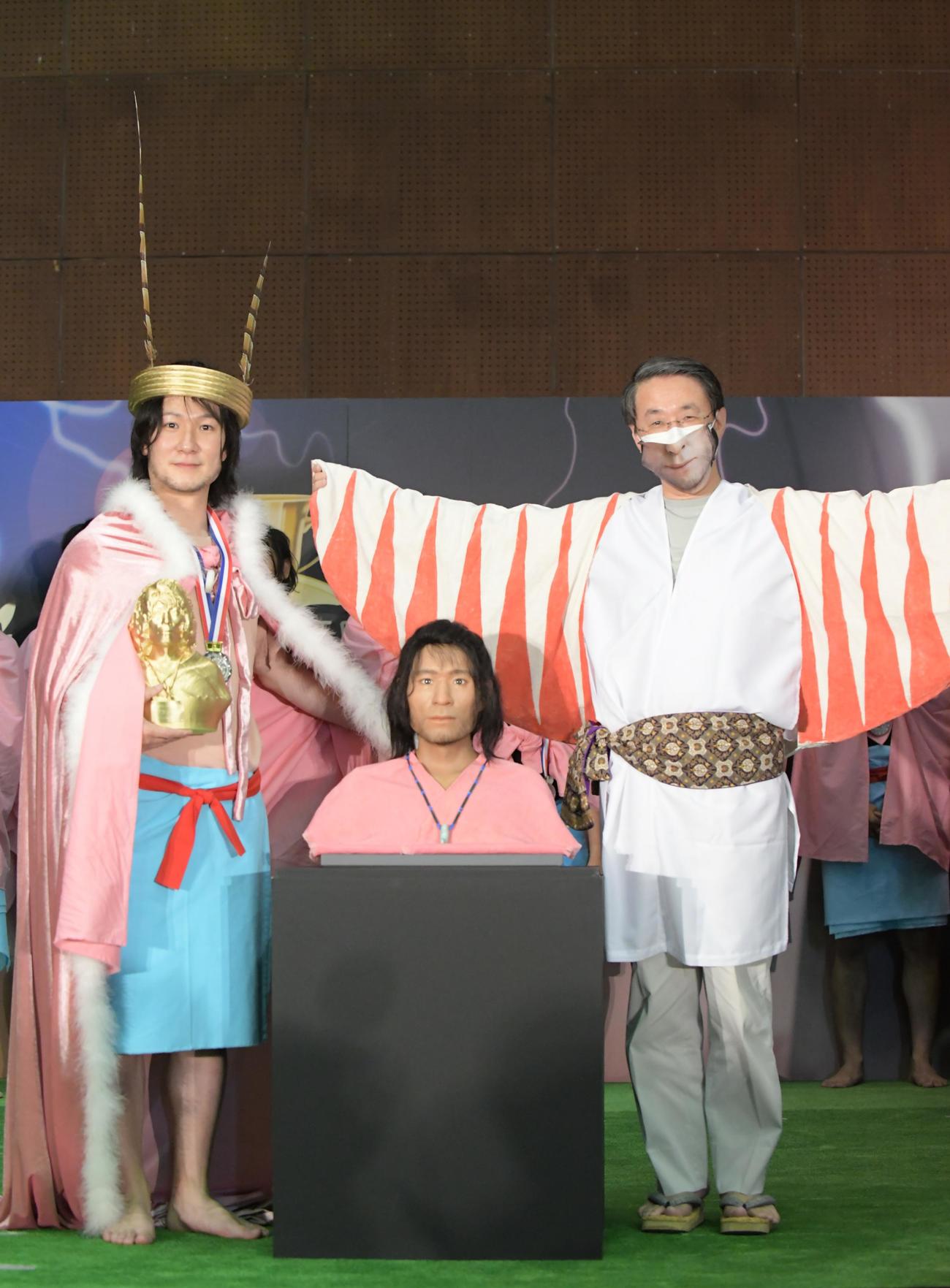 王冠をかぶる吉田昌弘さん（左）と平井伸治鳥取県知事（鳥取県提供）