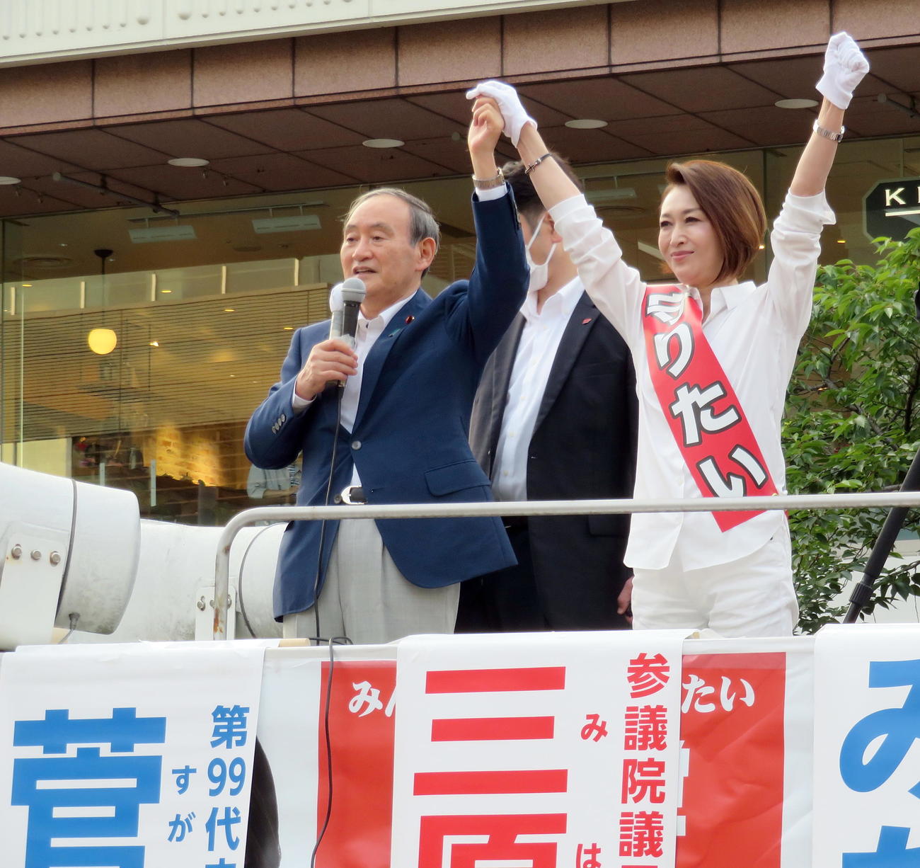 自民党の三原じゅん子氏（右）の応援演説でマイクを握る菅義偉前首相（撮影・鎌田直秀）