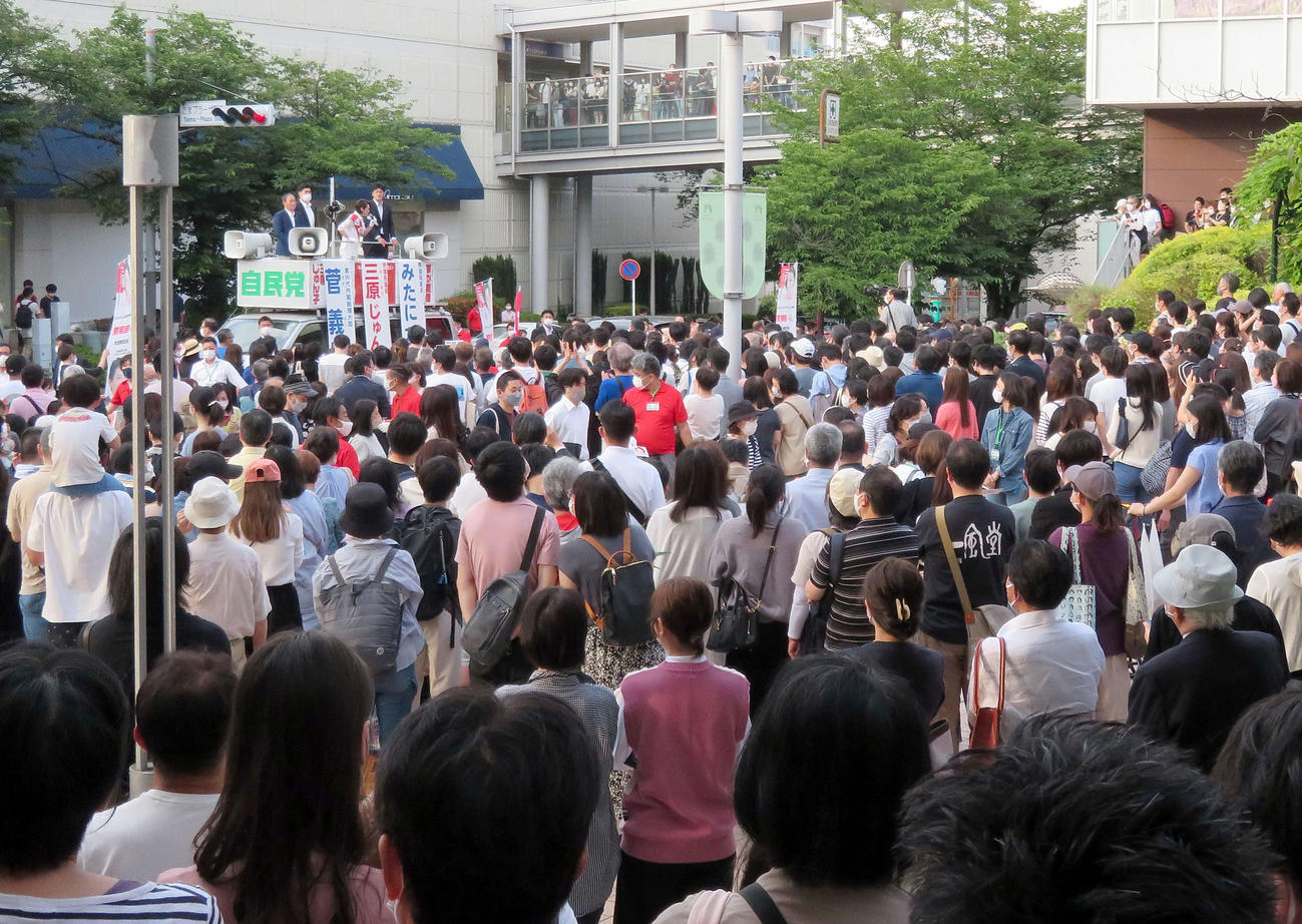 大勢の横浜市民らの前で自民党の三原じゅん子氏の応援演説を行う菅義偉前首相（撮影・鎌田直秀）