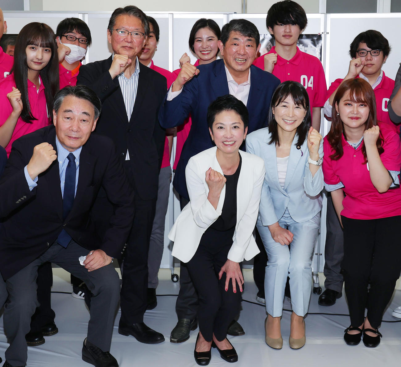夏の参院選に向け東京・南青山で事務所開きを行った立憲民主党の蓮舫氏（前列中央）（撮影・野上伸悟）
