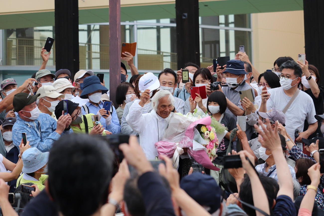 セレモニー終了後、集まった観客の中に立ち花束を持ってあいさつする堀江謙一さん（撮影・竹本穂乃加）