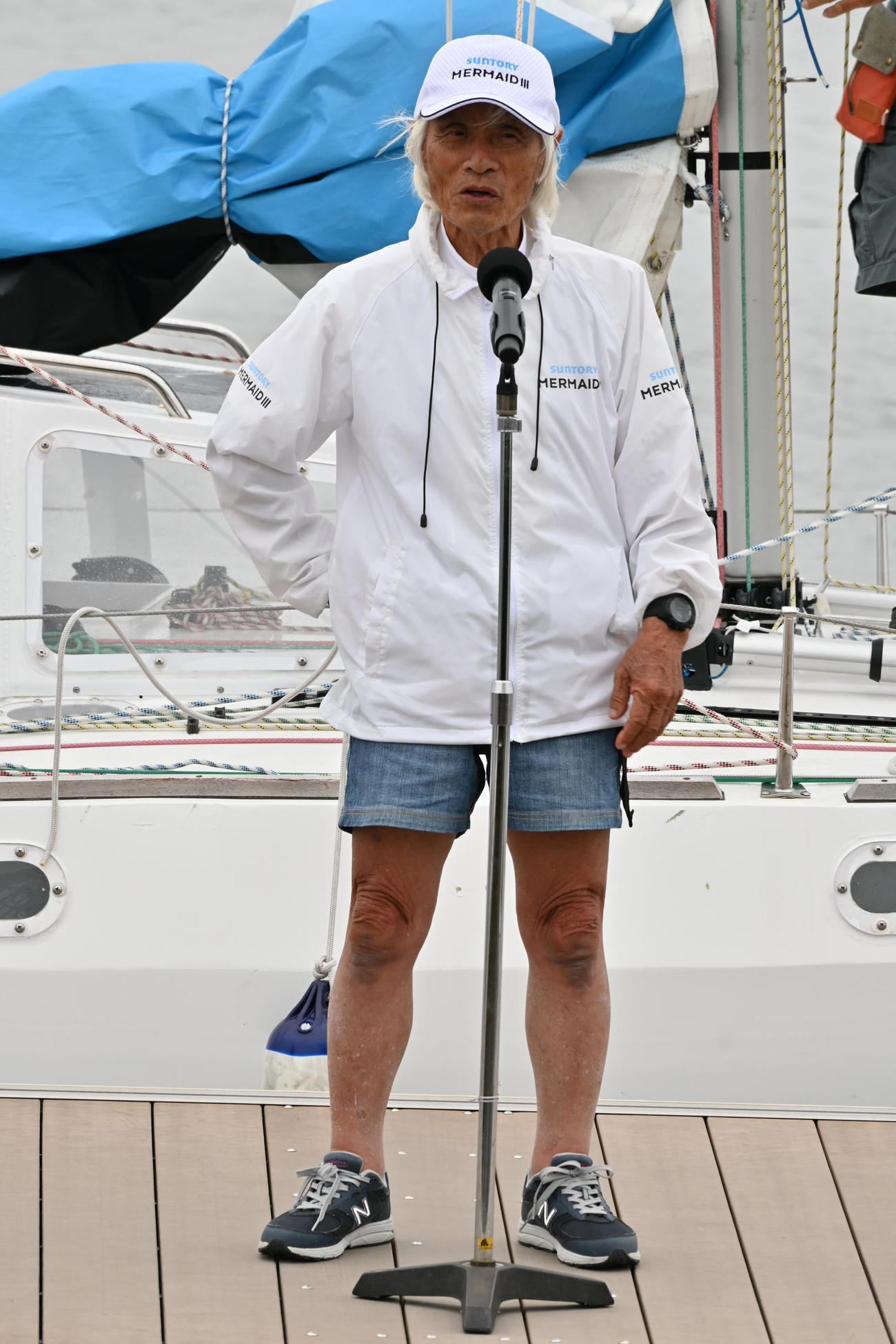 新西宮ヨットハーバー（兵庫県西宮市）で「第一声」のあいさつを行った堀江謙一さん（撮影・松浦隆司）