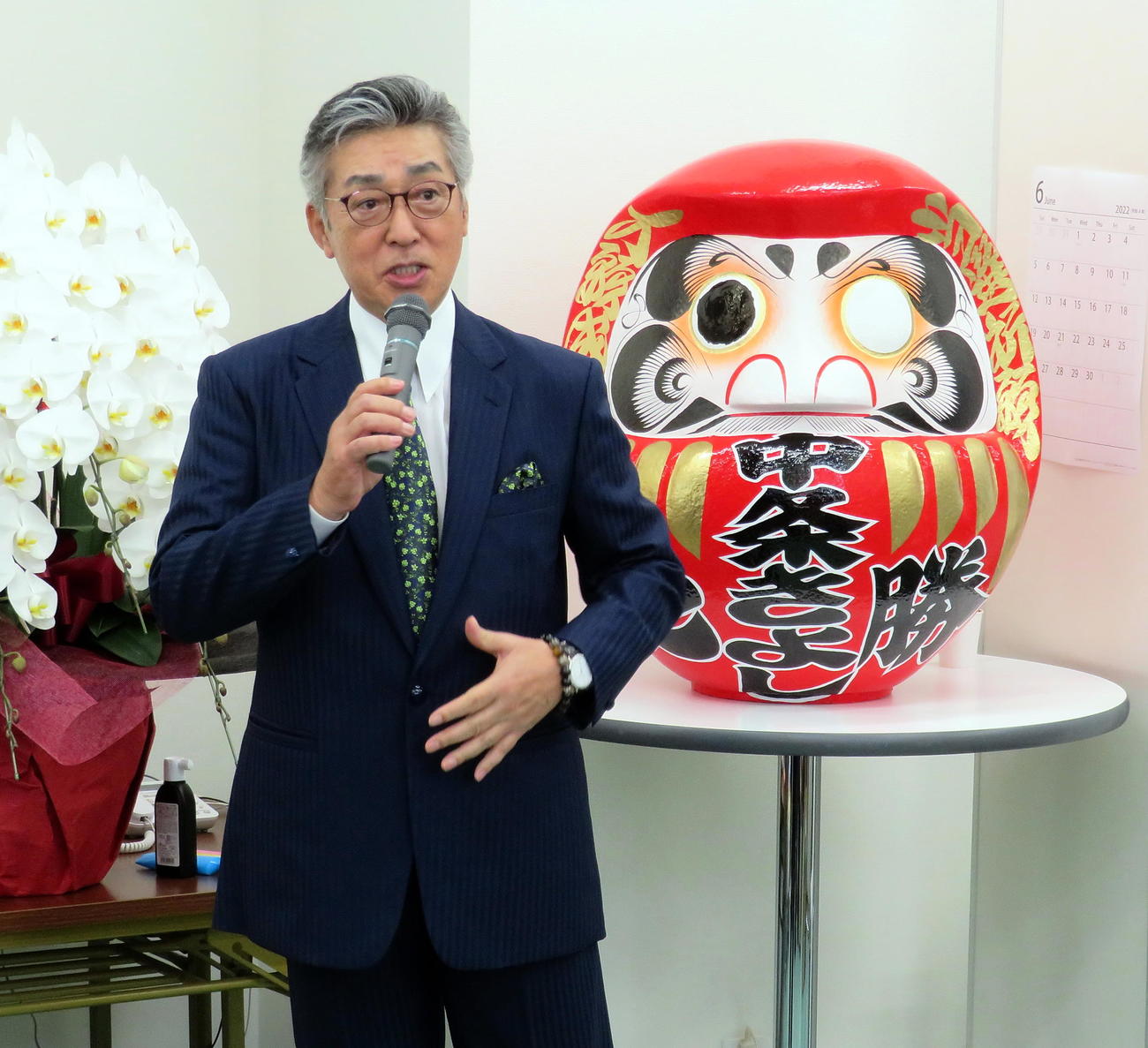 事務所開きであいさつする中条きよし氏（撮影・鎌田直秀）