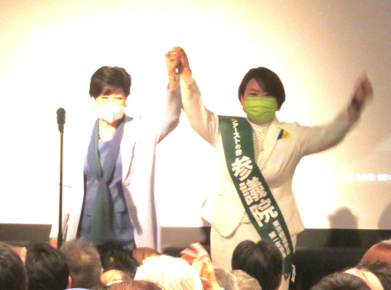 参院選東京選挙区に立候補予定のファーストの会荒木千陽代表（右）が決起集会で小池百合子都知事の激励を受けた（撮影・大上悟）