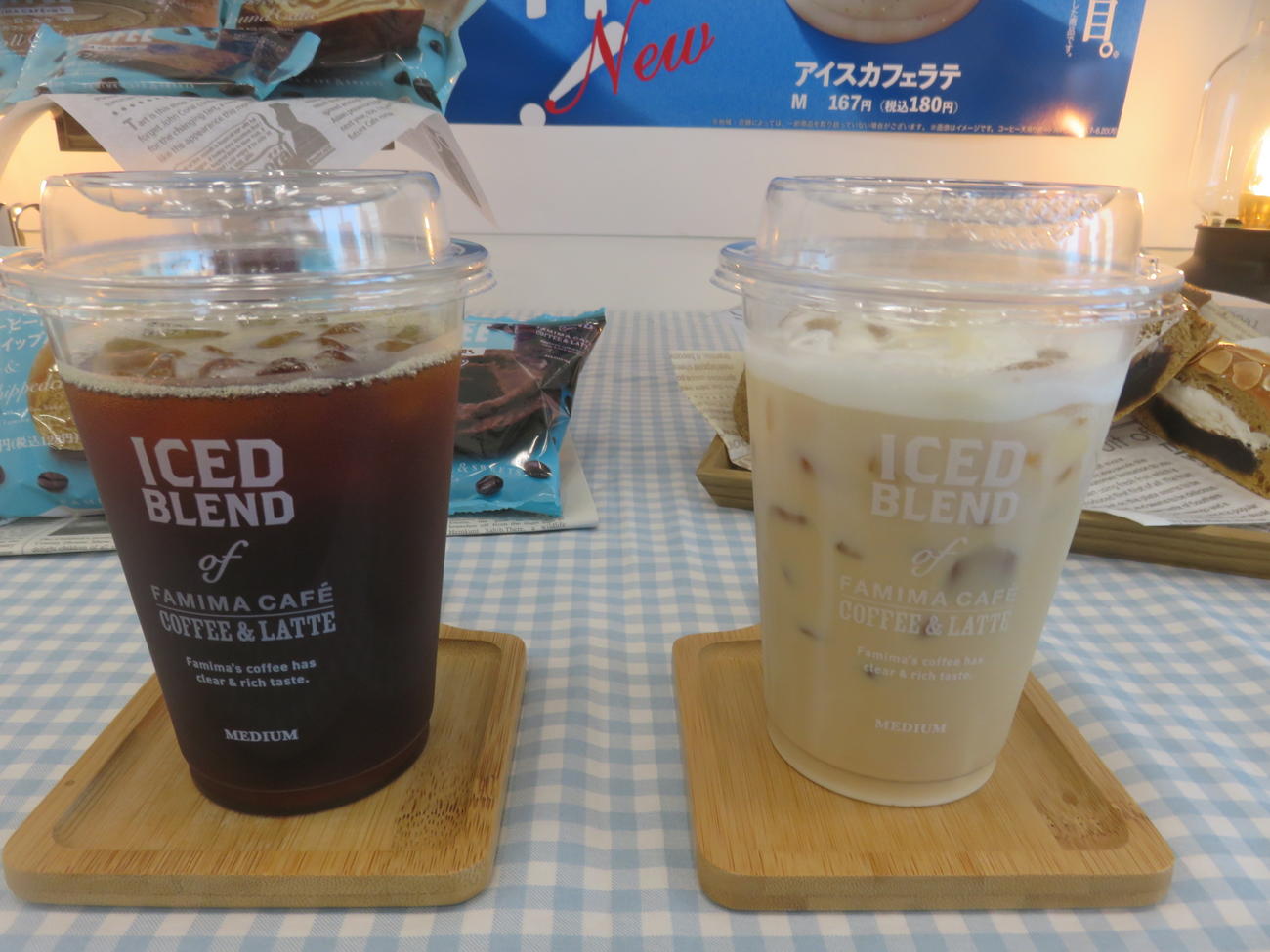 リニューアル発売される「ファミマカフェ」のアイスコーヒー（左）とアイスカフェラテ