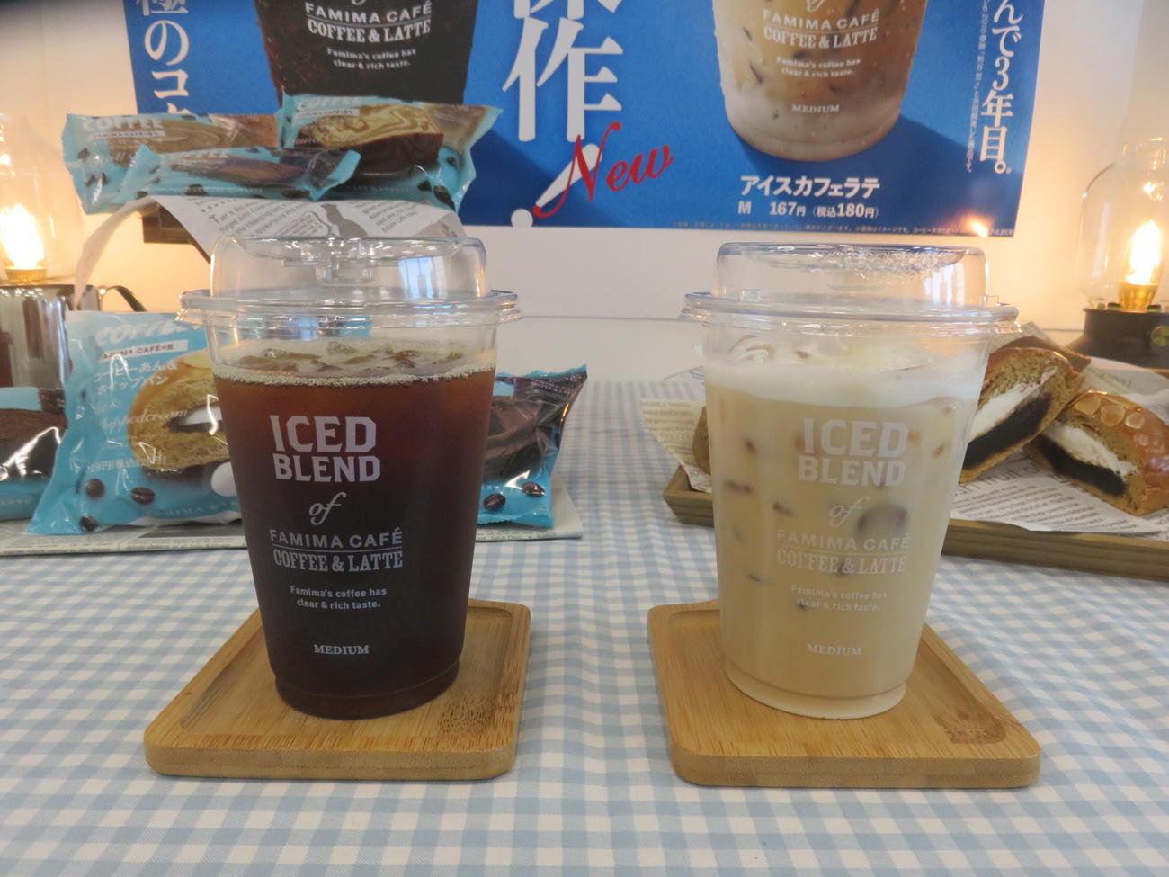 リニューアル発売される「ファミマカフェ」のアイスコーヒー（左）とアイスカフェラテ