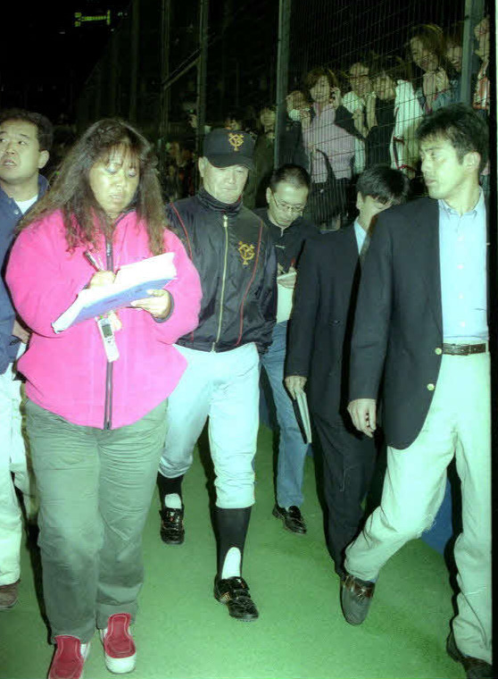 00年4月、巨人長嶋監督に密着取材するラジオ日本の岩田暁美さん（左から2人目）
