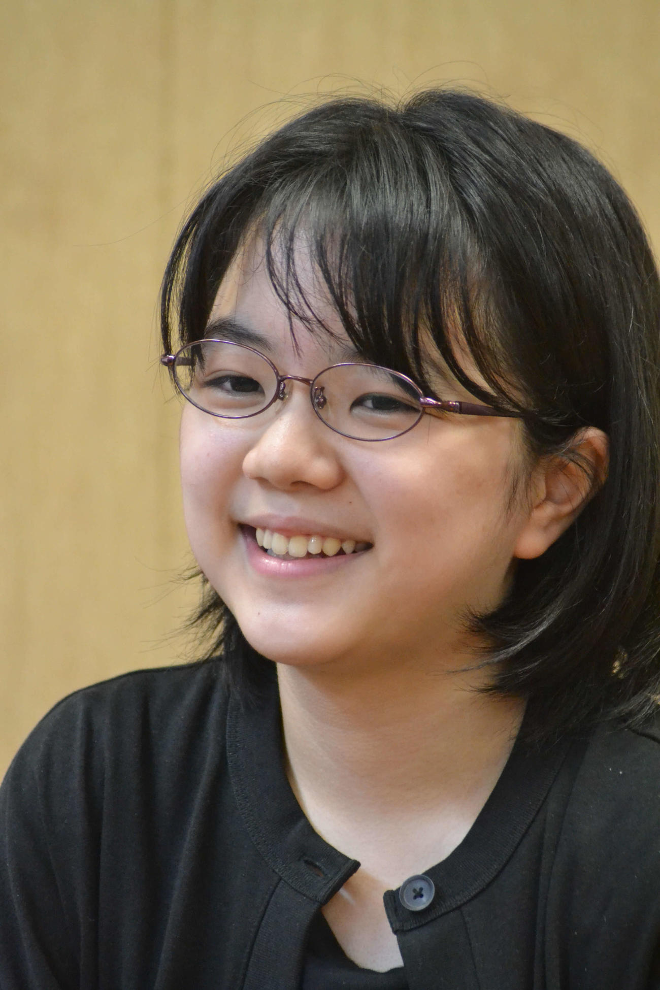 史上最年少13歳3カ月で通算100勝を達成し会見で笑顔を見せる仲邑菫二段