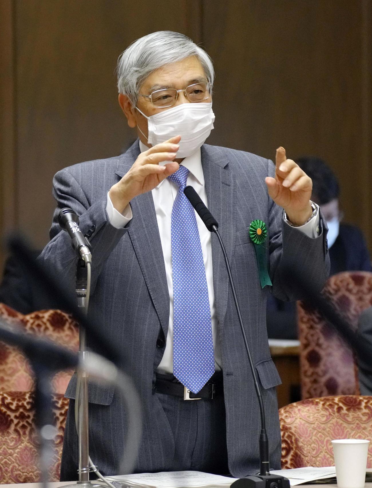 参院財政金融委で答弁する日銀の黒田東彦総裁（共同）