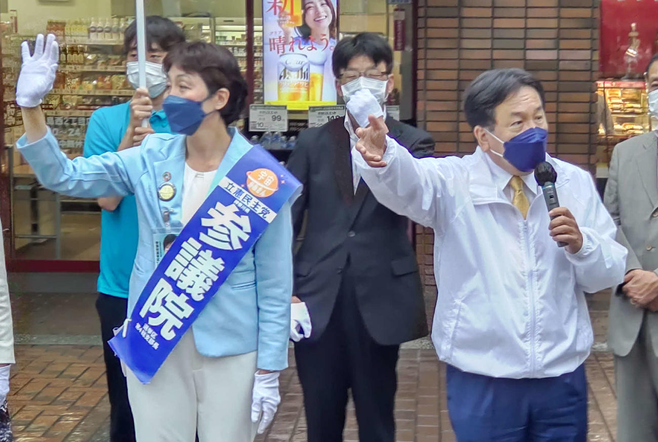 立憲民主党の枝野幸男前代表（右）は、神奈川選挙区の立候補予定者の水野素子氏の応援演説で拳を振り上げた（撮影・寺沢卓）