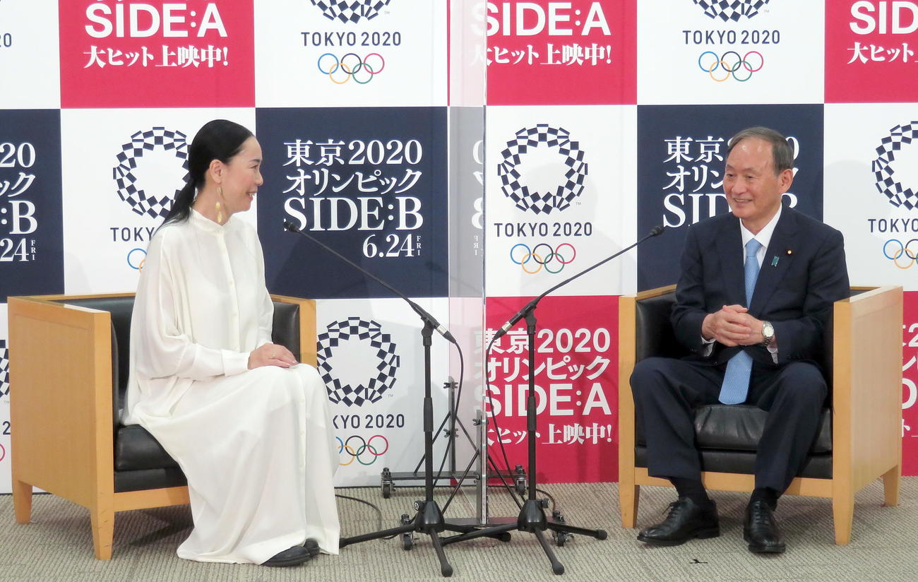 映画「東京2020オリンピックSIDE：A」鑑賞後に対談した河瀬直美監督（左）と菅義偉前首相（撮影・鎌田直秀）