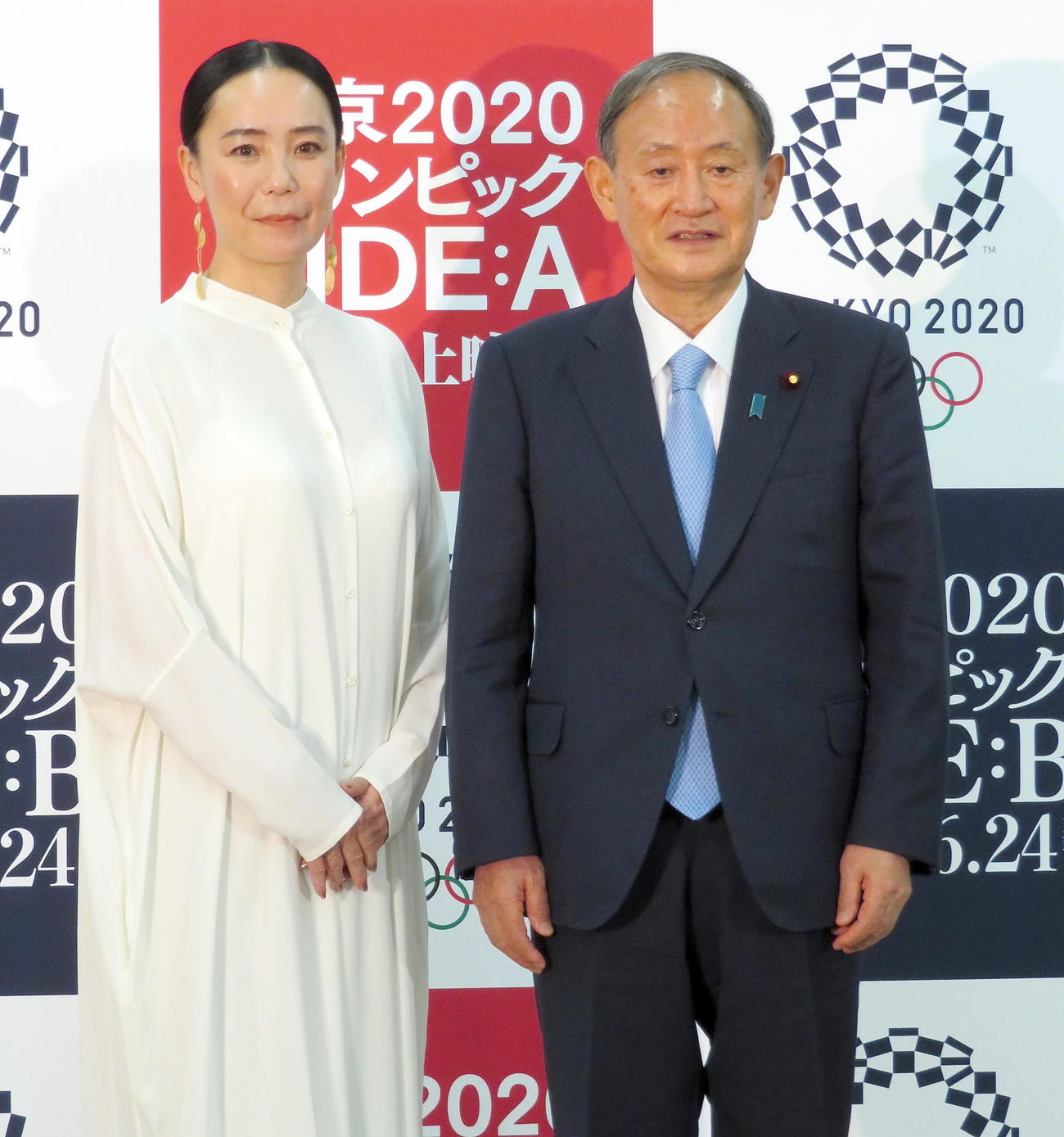 映画「東京2020オリンピックSIDE：A」鑑賞後の対談で寄り添う河瀬直美監督（左）と菅義偉前首相（撮影・鎌田直秀）