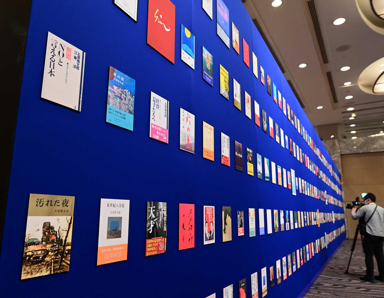 「石原慎太郎お別れの会」で展示された数々の著書（撮影・小沢裕）