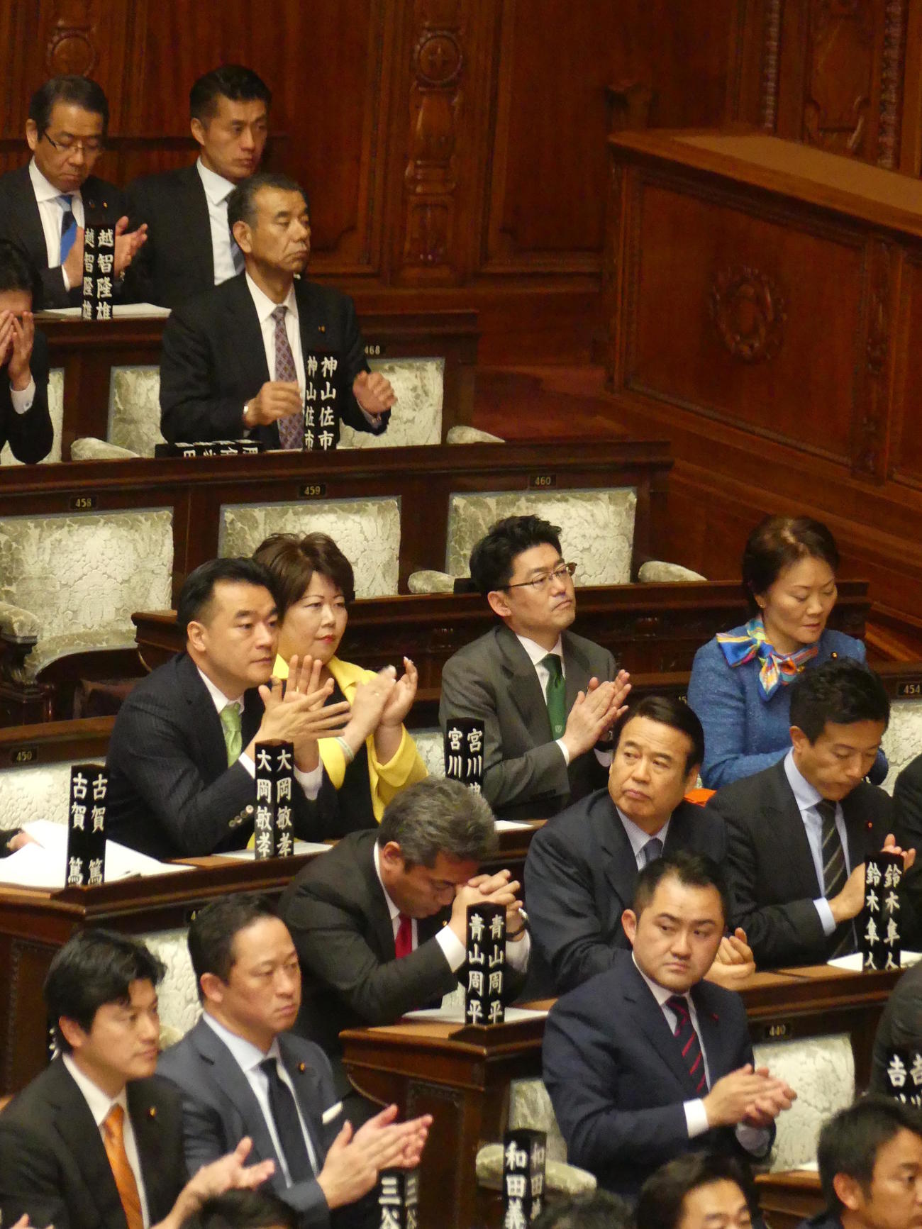 19年3月14日、衆院本会議で初めて「同席」した際の吉川赳衆院議員（下）と細野豪志衆院議員（上）