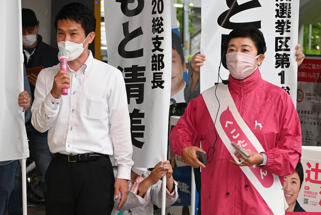 JR大阪駅前で街頭演説した立民の小川淳也政調会長（左）と辻元清美氏（撮影・松浦隆司）