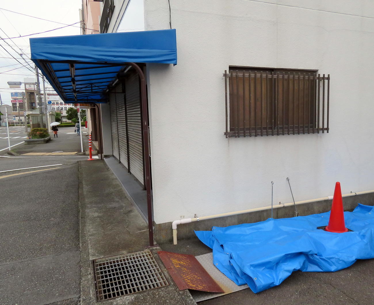 看板やポスターがすべて撤去された静岡県富士市の吉川赳議員地元事務所（撮影・鎌田直秀）