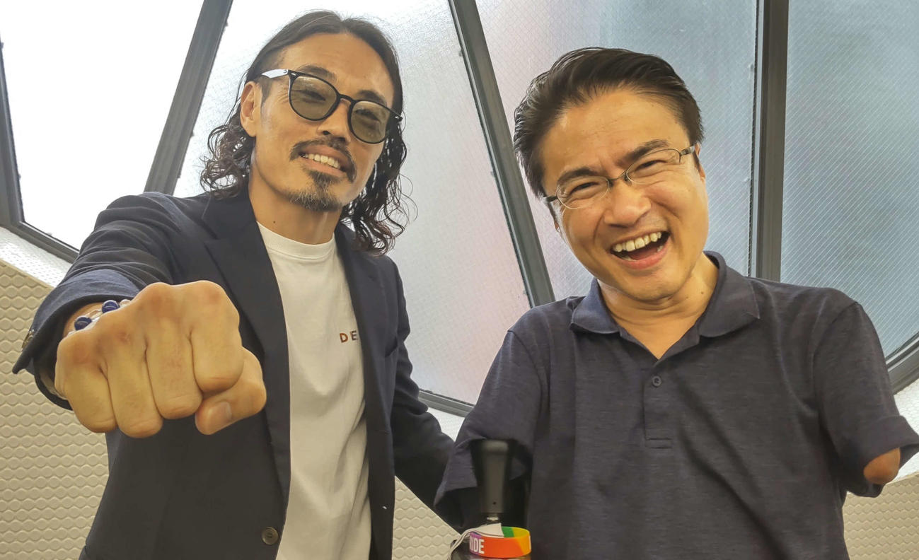 乙武洋匡氏（右）は参院選出馬に大きくかかわった格闘家の安彦考真と笑顔でポーズをとった（撮影・寺沢卓）