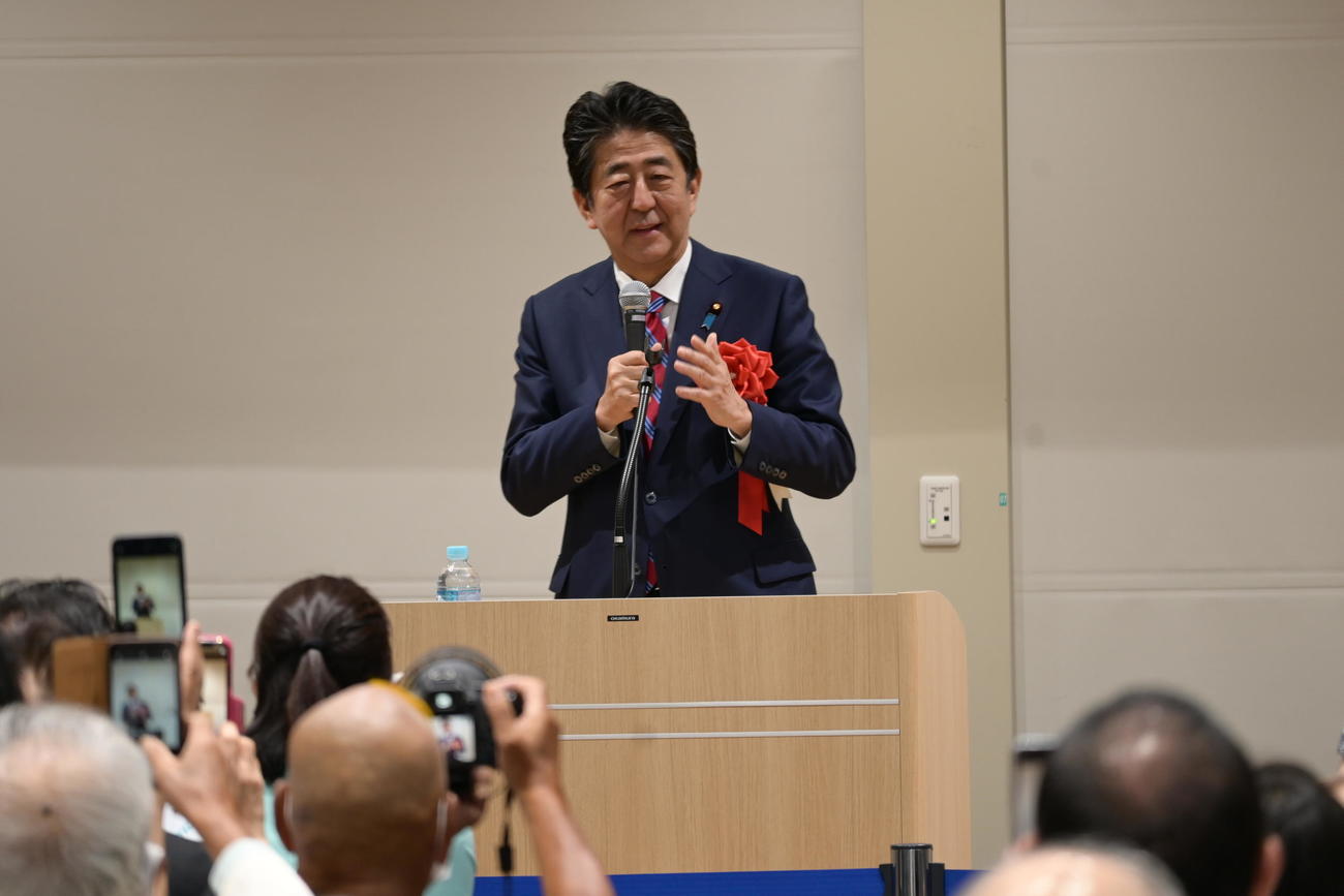 大阪市内で参院選大阪選挙区の候補者の決起大会に登壇した安倍晋三元首相（撮影・松浦隆司）