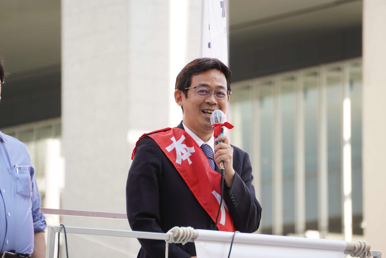 東京・秋葉原で街頭演説を行った漫画家の赤松健氏（撮影・沢田直人）