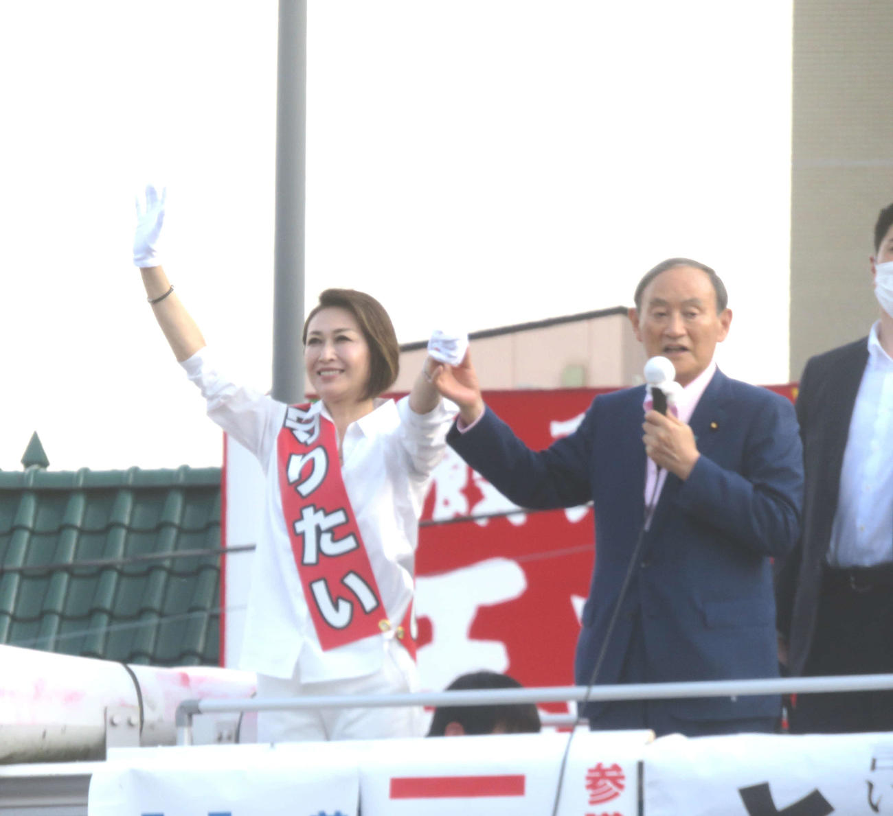 菅義偉前首相（右）が参院選神奈川選挙区に立候補予定の三原じゅん子氏の街頭演説に3連投した（撮影・大上悟）