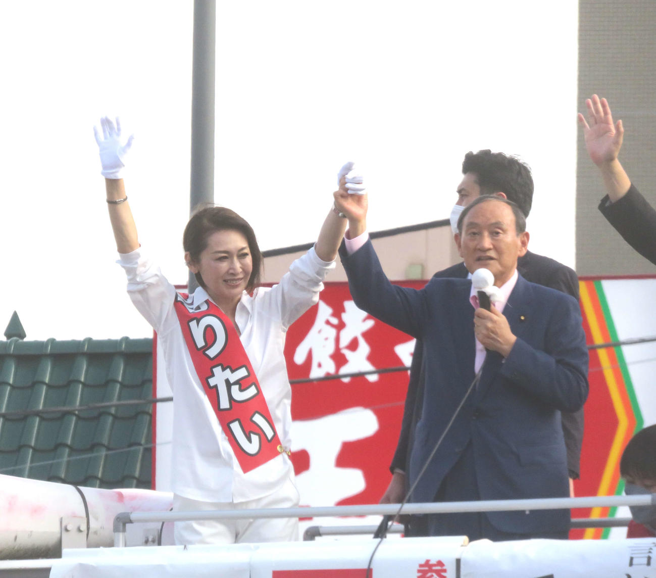 菅義偉前首相（右）が参院選神奈川選挙区に立候補予定の三原じゅん子氏の街頭演説に3連投した（撮影・大上悟）