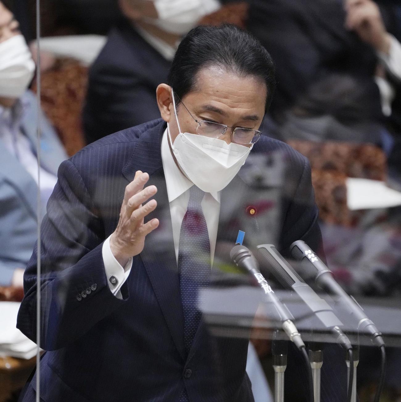 参院決算委の2020年度決算に関する締めくくり総括質疑で答弁する岸田首相（共同）