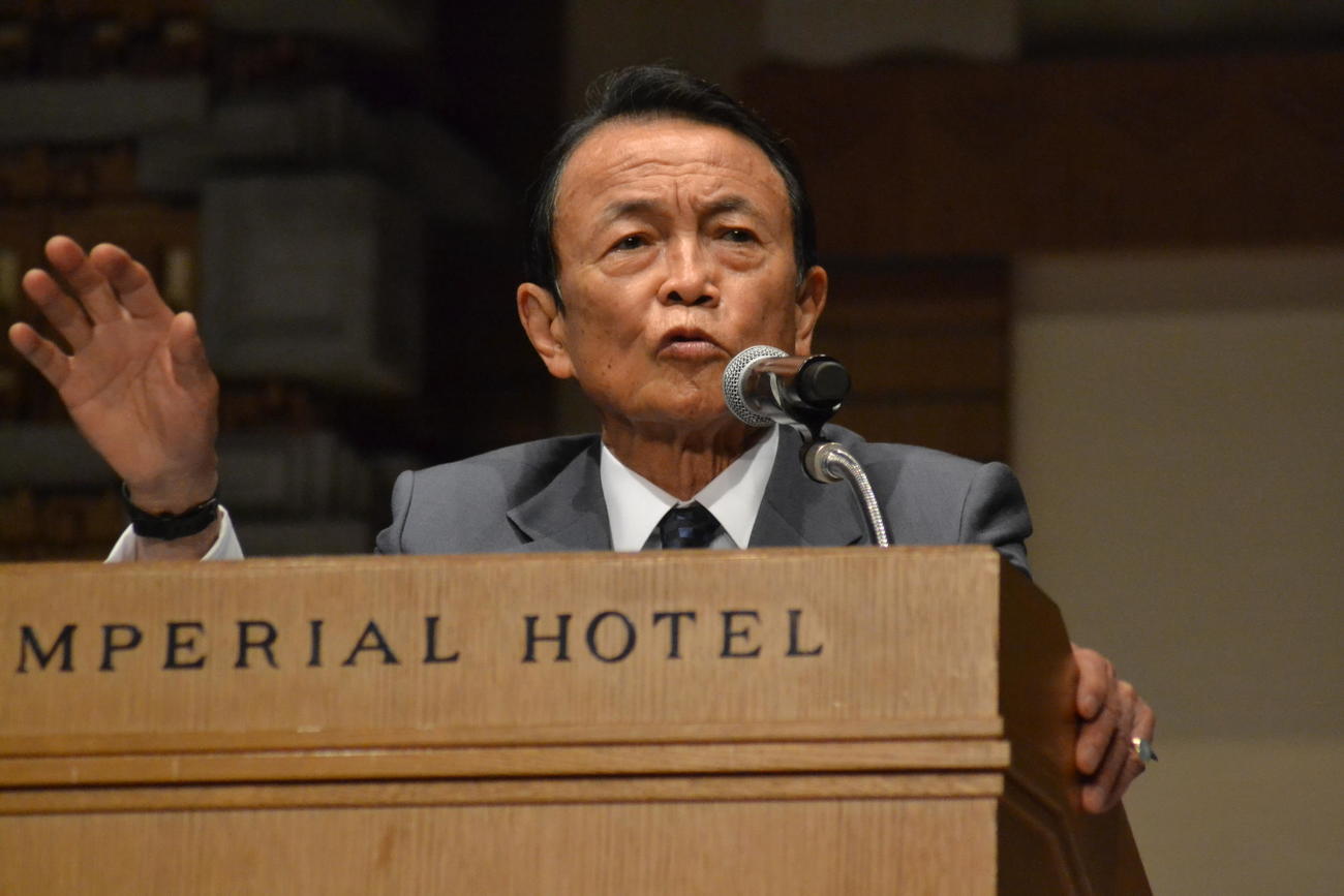 「日本釣振興会創立50周年式典」で祝辞を述べる麻生太郎元首相
