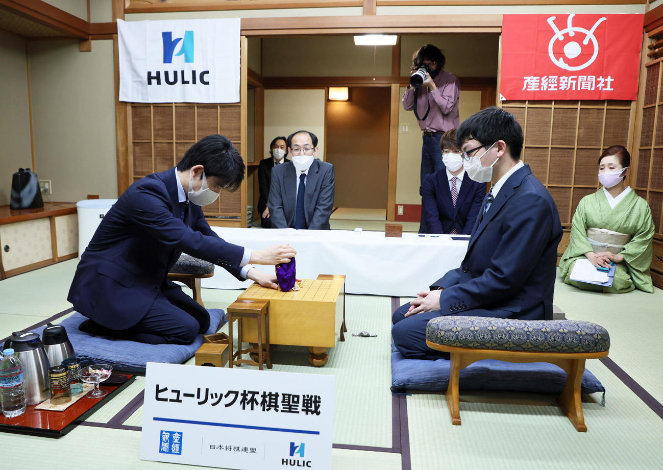 「第93期ヒューリック杯棋聖戦五番勝負」第2局の対局室で検分する藤井棋聖。右は永瀬王座（代表撮影）