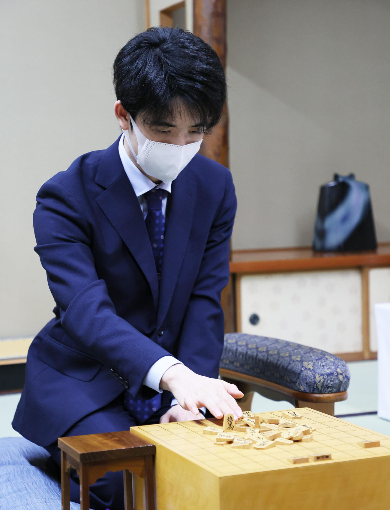 「第93期ヒューリック杯棋聖戦五番勝負」第2局の対局室で検分する藤井棋聖（代表撮影）