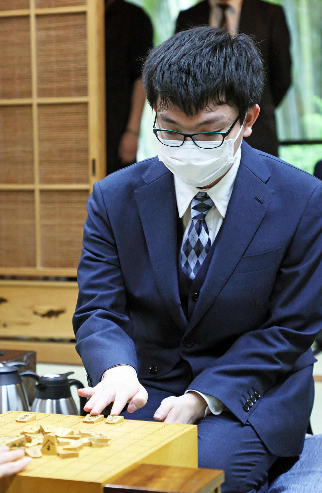 「第93期ヒューリック杯棋聖戦五番勝負」第2局の対局室で検分する永瀬王座（代表撮影）