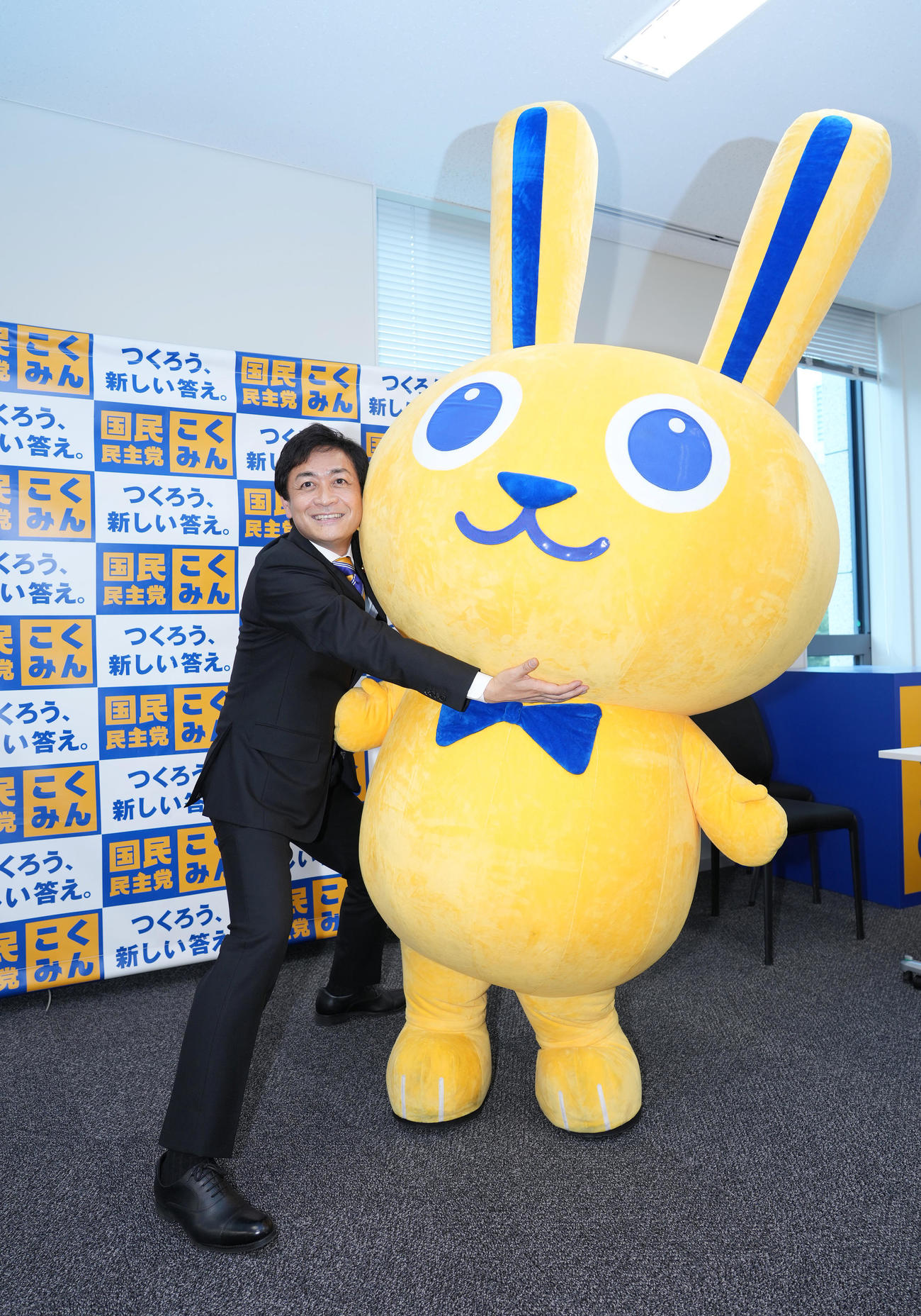 国民民主党の公認キャラクター「こくみんうさぎ」とハグする玉木代表（撮影・菅敏）