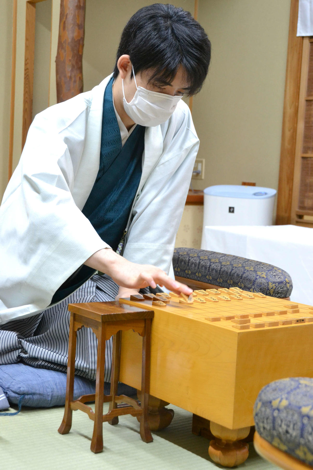 タイトル戦初の連敗は避けたい藤井聡太棋聖（日本将棋連盟提供）