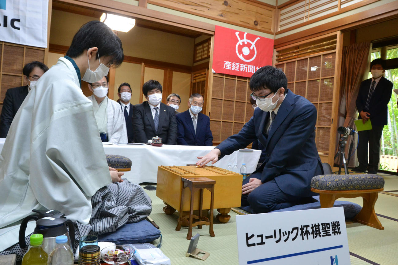 棋聖戦5番勝負は午前9時から第2局永瀬王座の先手番で始まった（日本将棋連盟提供）