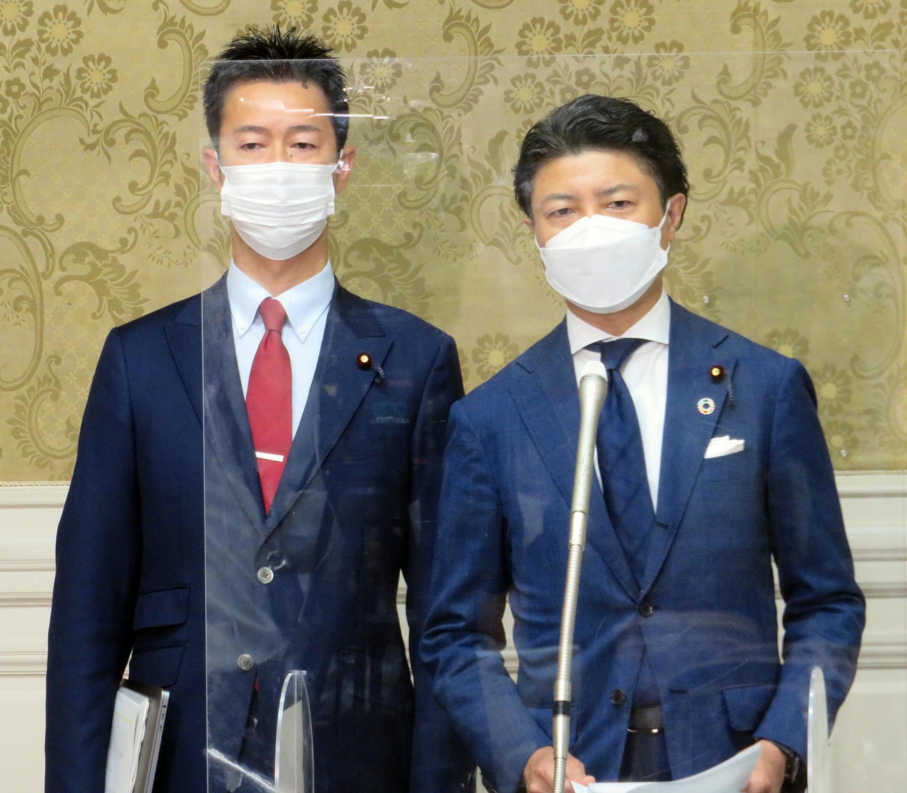 自民党吉川赳衆院議員に対する議員辞職勧告決議案を議会運営委員会に提出することを公表する立憲民主党の青柳陽一郎衆院議員（右）と井坂信彦衆院議員（撮影・鎌田直秀）