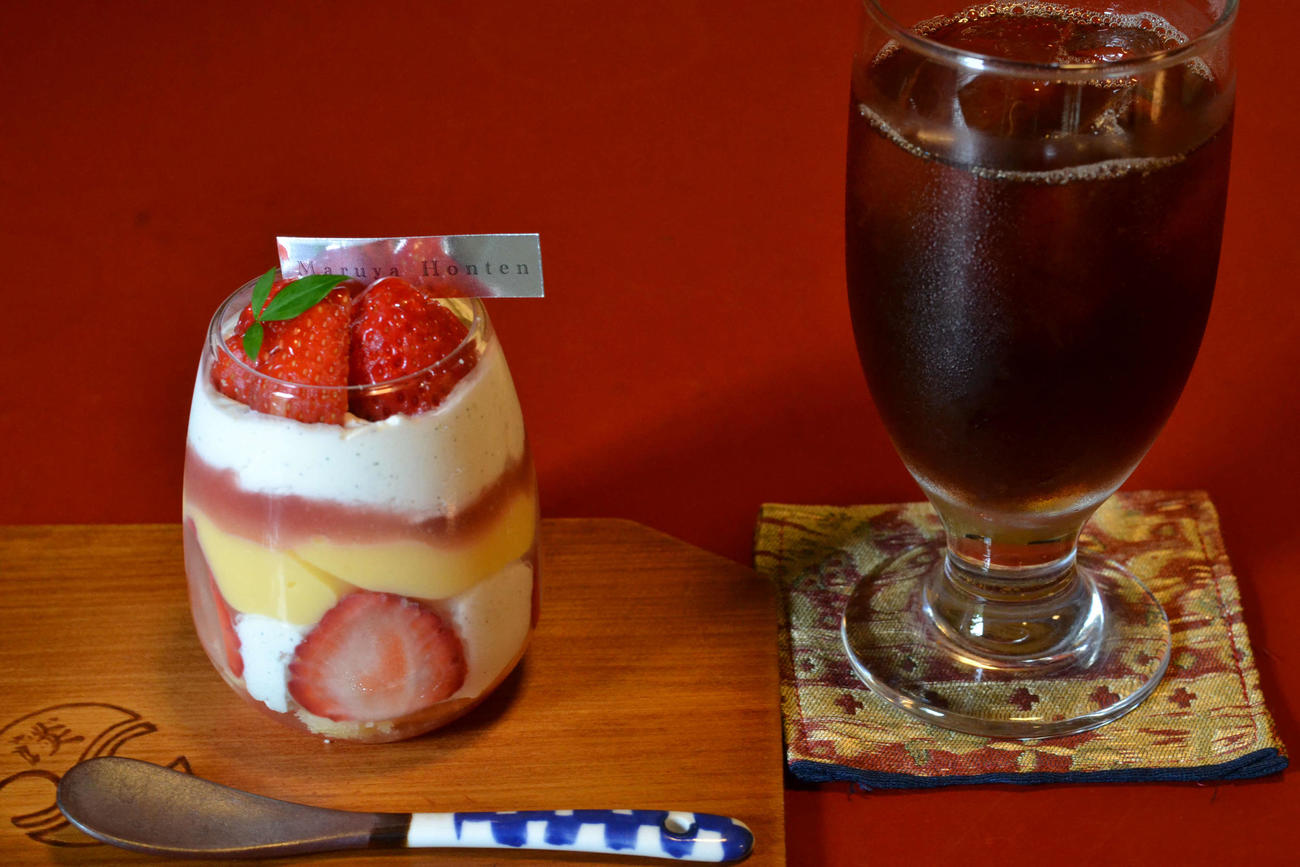 藤井棋聖の午前のおやつはカップケーキ「プランタン」とアイスコーヒー（日本将棋連盟提供）