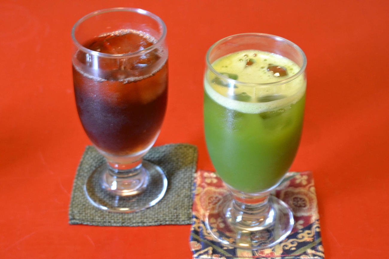 永瀬王座の午前のおやつはアイスコーヒーと冷たい抹茶（日本将棋連盟提供）