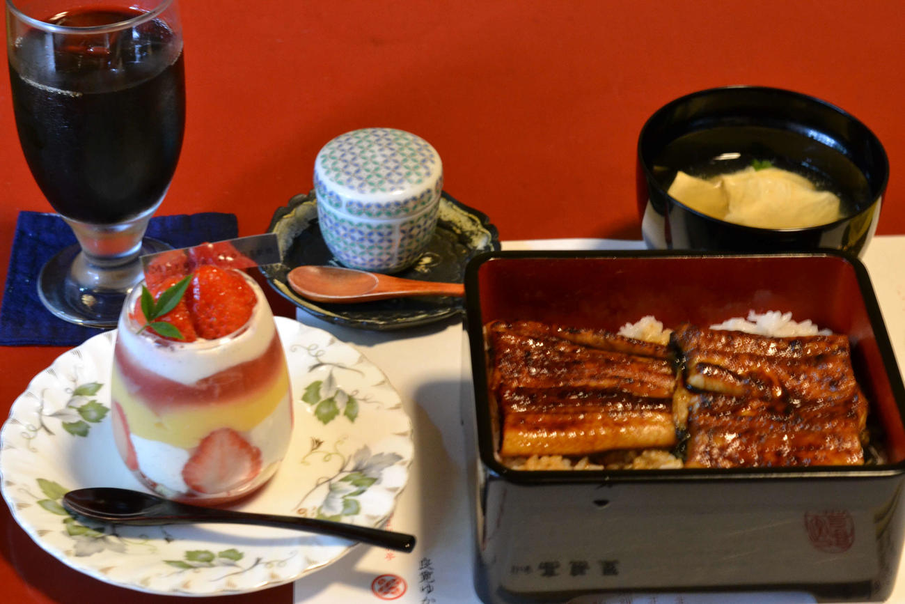 永瀬王座の昼食は「うな重」にカップケーキ「プランタン」とアイスコーヒー、抹茶（日本将棋連盟提供）