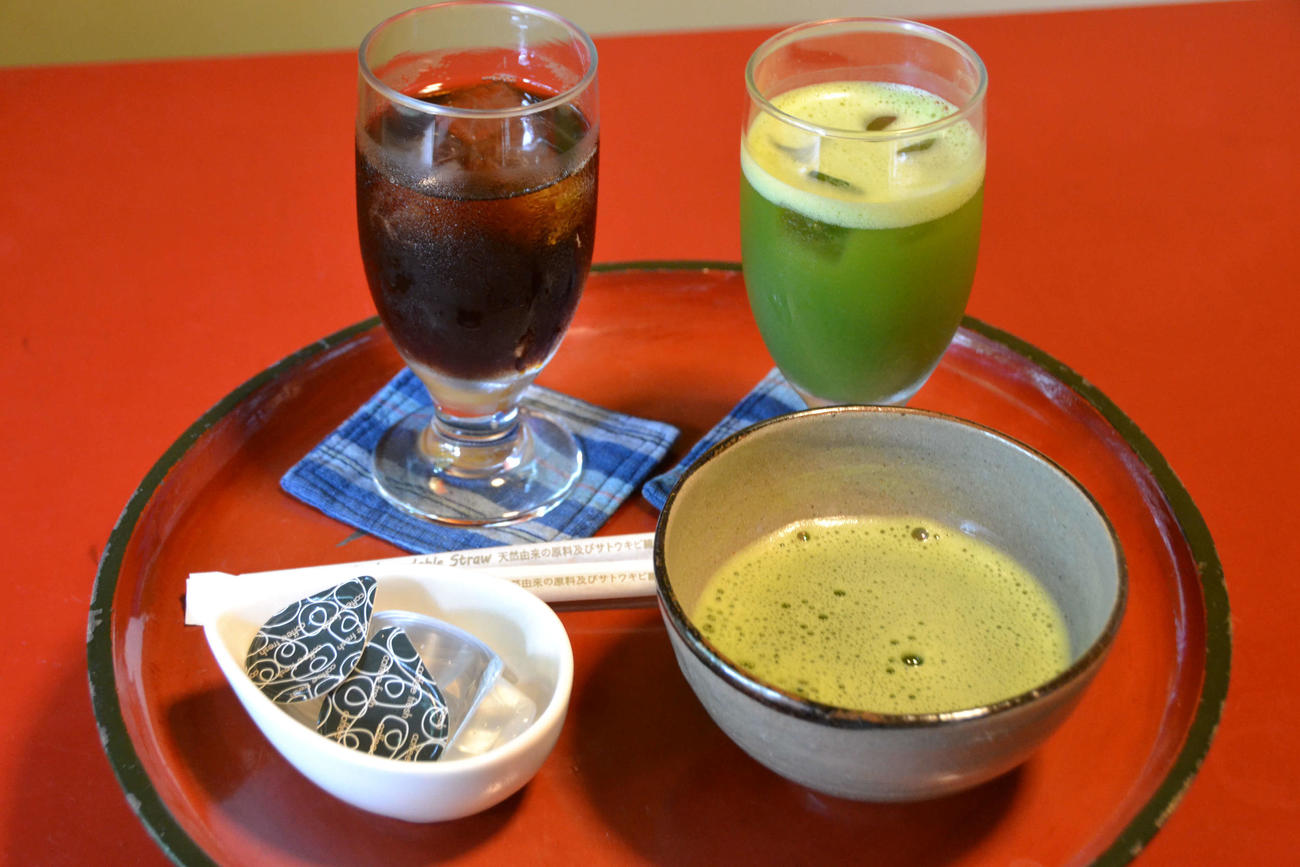 永瀬王座の午後のおやつは抹茶、冷たい抹茶、アイスコーヒー（日本将棋連盟提供）