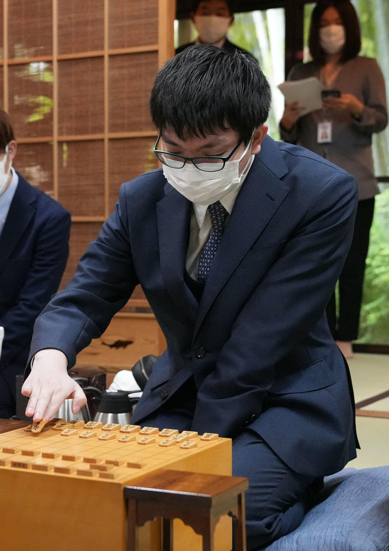 「第93期ヒューリック杯棋聖戦五番勝負」の第2局で1手目を指す永瀬拓矢王座（代表撮影）
