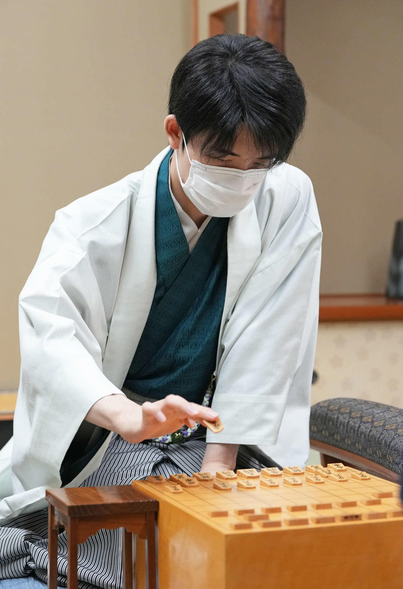 「第93期ヒューリック杯棋聖戦五番勝負」の第2局で2手目を指す藤井聡太棋聖（代表撮影）