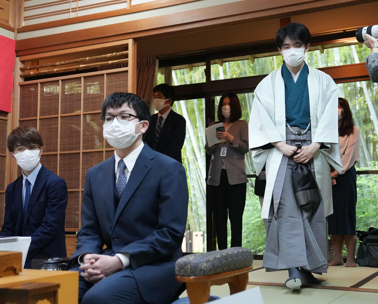 「第93期ヒューリック杯棋聖戦五番勝負」の第2局の対局室に到着した藤井聡太棋聖（右）。左は永瀬拓矢王座（代表撮影）